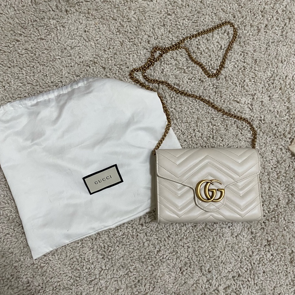 Womens Gucci clutch with gold chain (vintage white)
